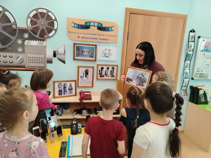 В детском саду, в рамках музея телевизионной науки и техники «В объективе камер», представлена тематическая экспозиция «Телефонные истории». В детском саду, в рамках музея телевизионной науки и техники «В объективе камер», представлена тематическая экспозиция «Телефонные истории».